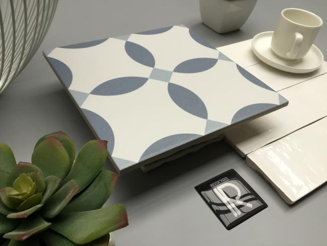 LA MADELEINE CHERE BLEU + ATELIER 6.2X25 BLANC DE LIN GLOSSY